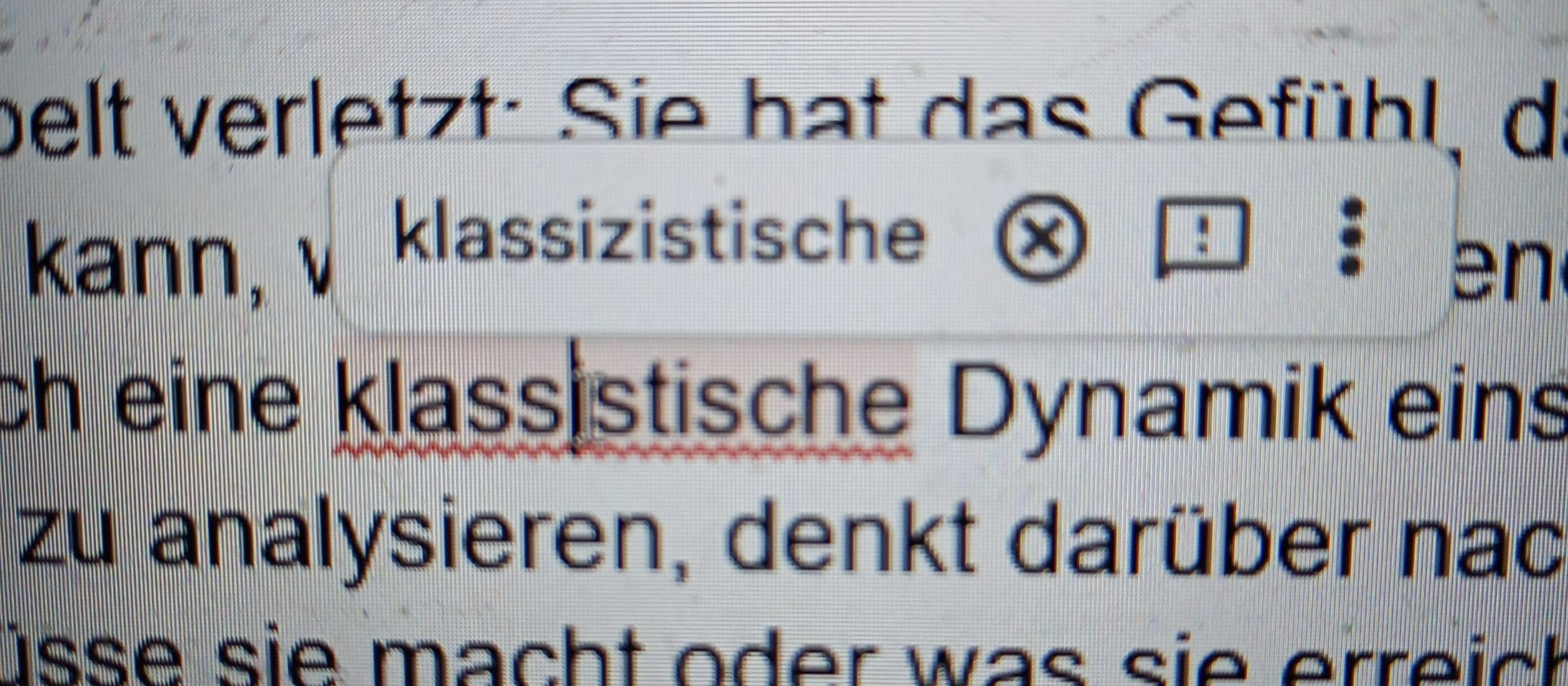 Nahaufnahme eines Textdokuments auf einem Computerbildschirm. Das Wort „klassistische“ wird von der Rechtschreibprüfung als fehlerhaft markiert und rot unterstrichen. Als korrekte Schreibweise wird „klassizistische“ vorgeschlagen.