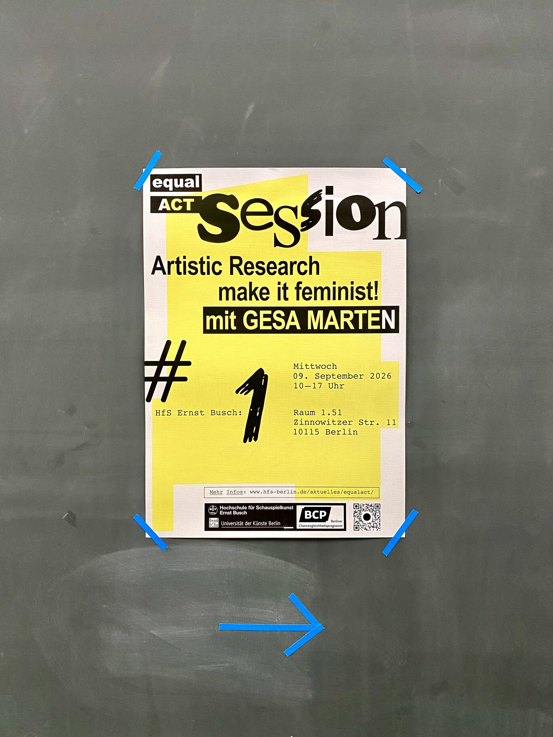 Veranstaltungsplakat der equal ACT Session „Artistic Research – make it feminist!“ mit Gesa Marten am 9. September 2026 an der Hochschule für Schauspielkunst Ernst Busch in Berlin. Das gelbe Plakat ist an einer Tafel befestigt; ein blauer Pfeil weist nach rechts.
